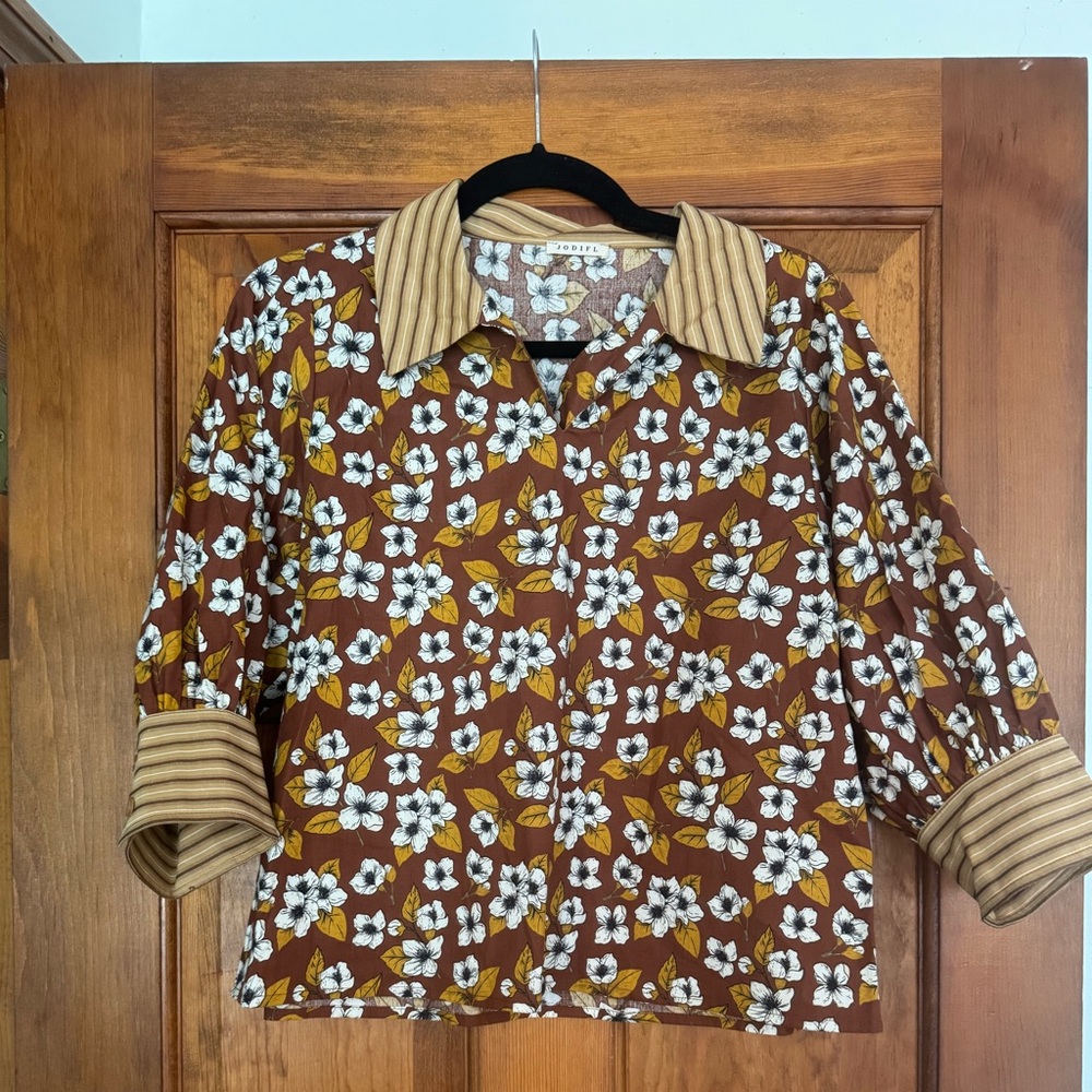 Jodifl adorable floral cotton top.